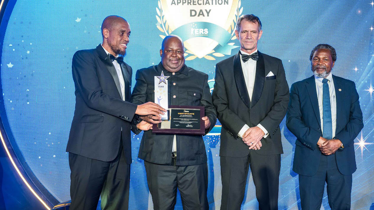 ENAJ President Lwazi Dlamini receiving an award on behalf of his organisation from the commissioner general, while the minister and the Board chair look on.